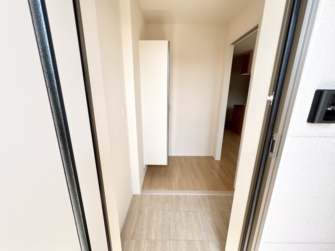 玄関　※画像と反転タイプのお部屋です