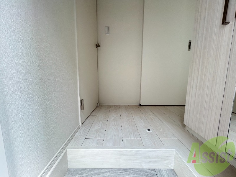 玄関　玄関はこちら。靴の着脱がしやすそうですね。