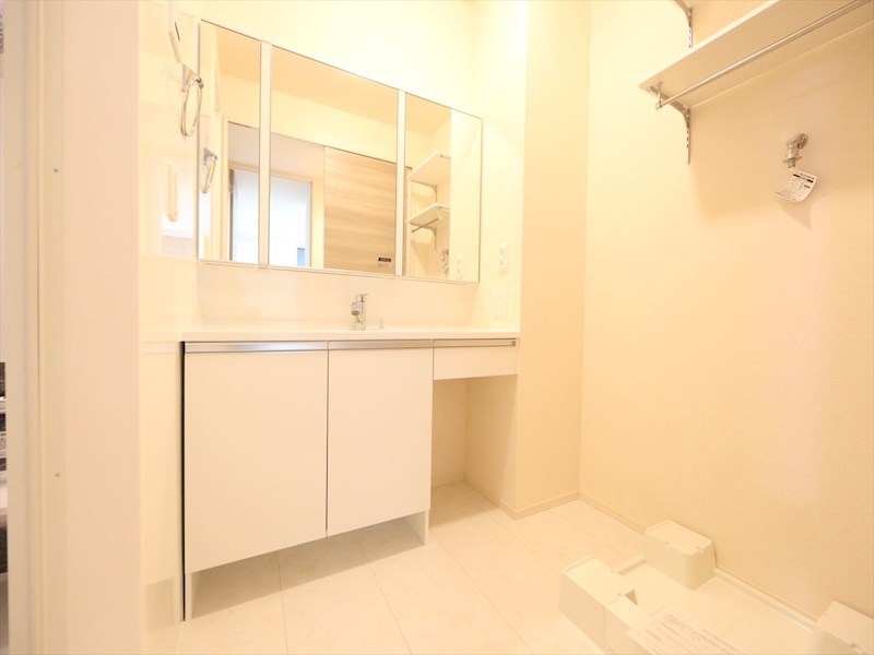 洗面設備　脱衣所　独立洗面台（シャンプードレッサー付）収納スペース有