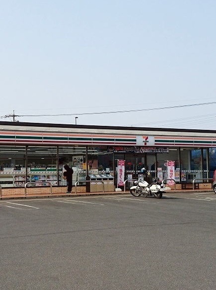 コンビニ　セブンイレブン（コンビニ）まで120m