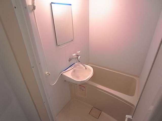 バス・シャワールーム　お風呂・トイレ別々のセパレートです