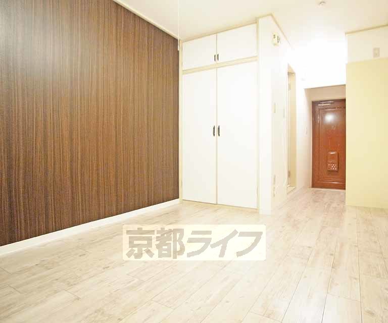 居室・リビング　アクセントクロスと床のダブル木目がいい感じですね