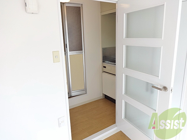 洗面設備　ではないです。キッチン扉とお部屋はこの扉でしきられています