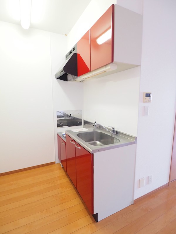 キッチン　キッチンにも出窓があり換気もバッチリ。