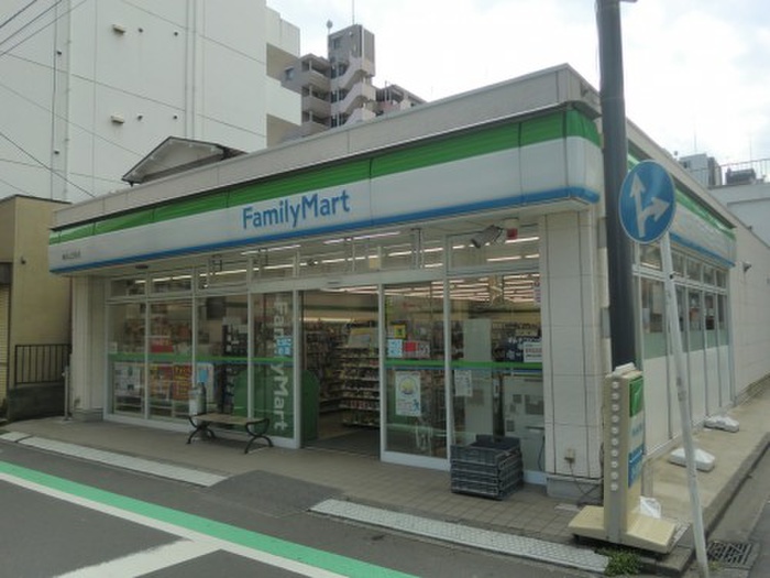 コンビニ　ファミリーマート 横浜山王町店（コンビニ）まで142m