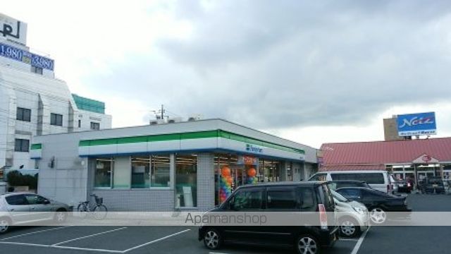 コンビニ　ファミリーマート（コンビニ）まで130m