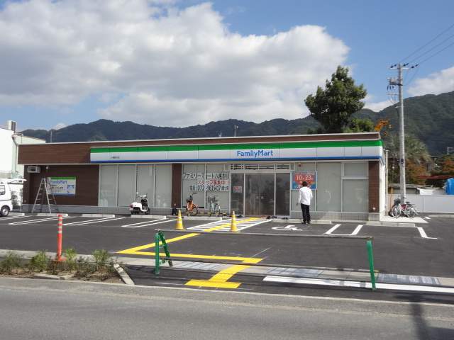 コンビニ　ファミリーマート（コンビニ）まで847m