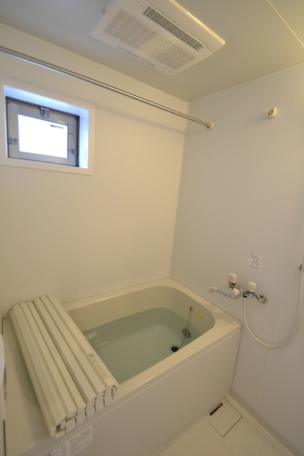 バス・シャワールーム　浴室乾燥機・追い炊き付きのお風呂です