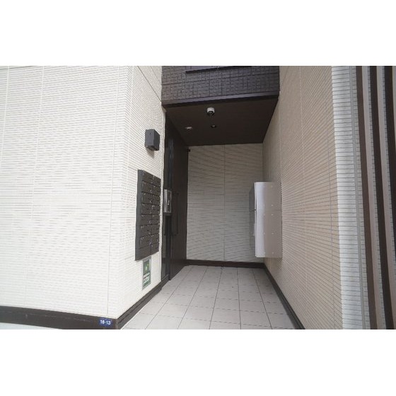 その他　共用エントランスにはオートロック、宅配ボックスあり