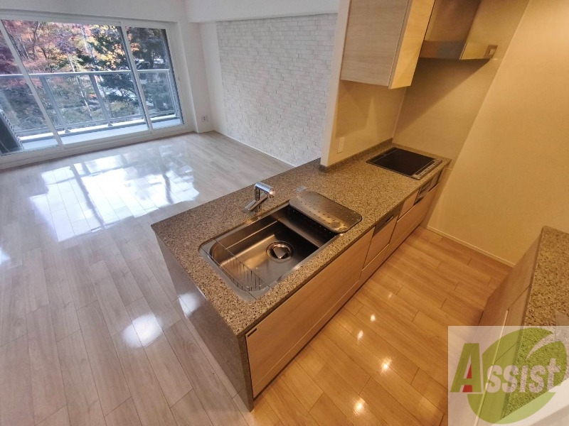 キッチン　調理スペースも広々しておりお料理しやすそうです！