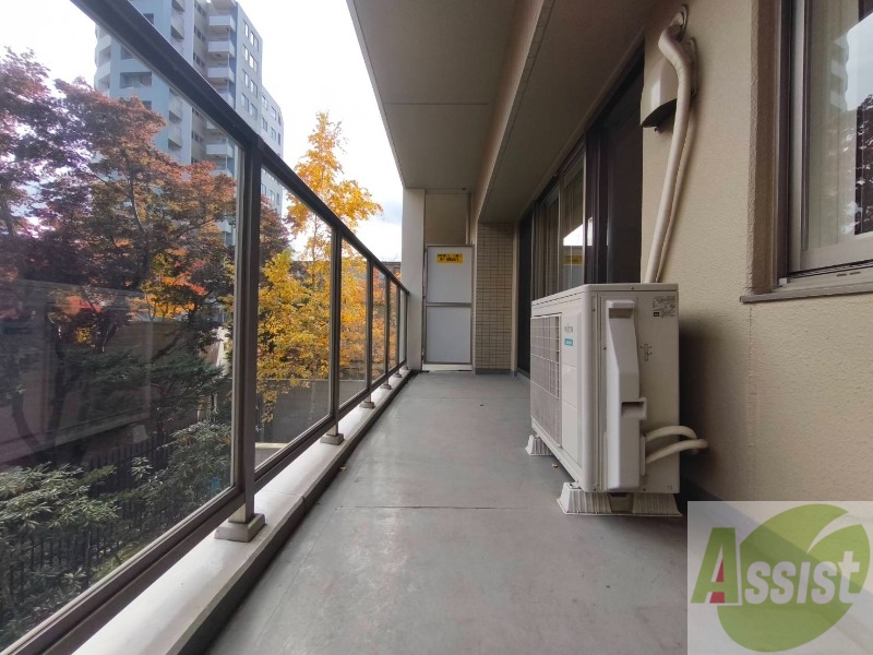 バルコニー　バルコニーです。洗濯物を干すもよし、一息つくもよしですね。