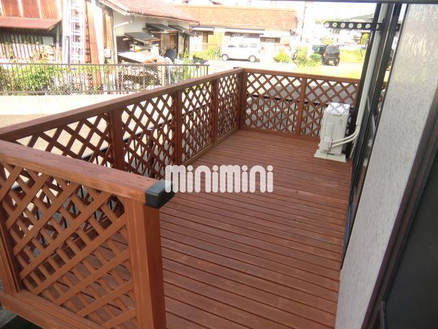 庭　こ洒落たウッドデッキも魅力です