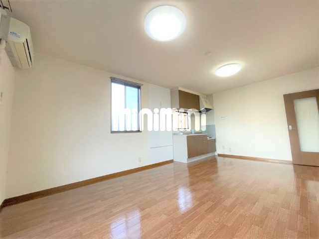 居室・リビング　窓が多く開放感のあるリビングスペースです