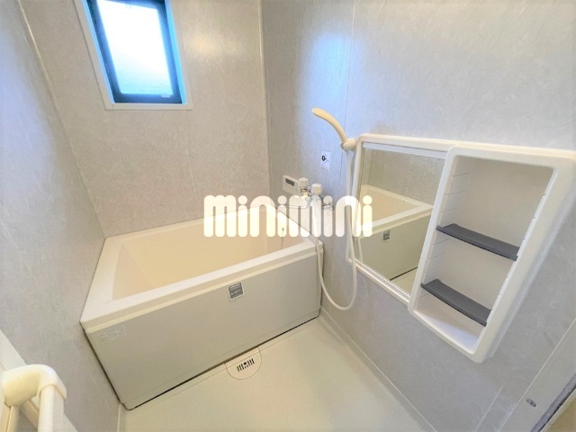 バス・シャワールーム　小窓付き＆追い焚き機能完備のバスルームです