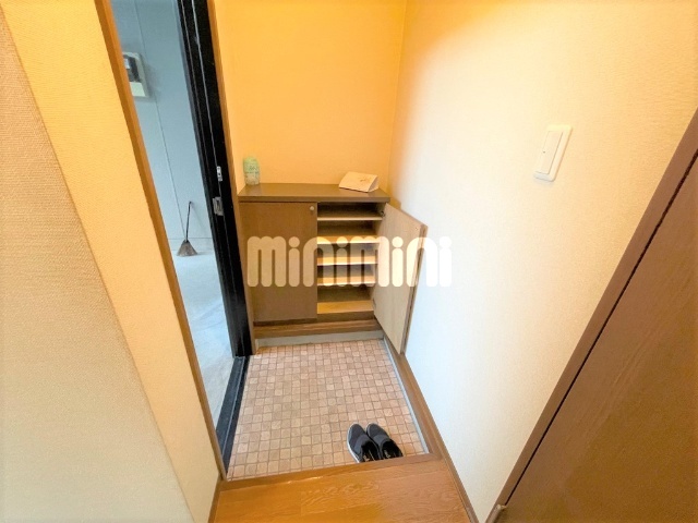 その他設備　下駄箱完備の玄関スペースです