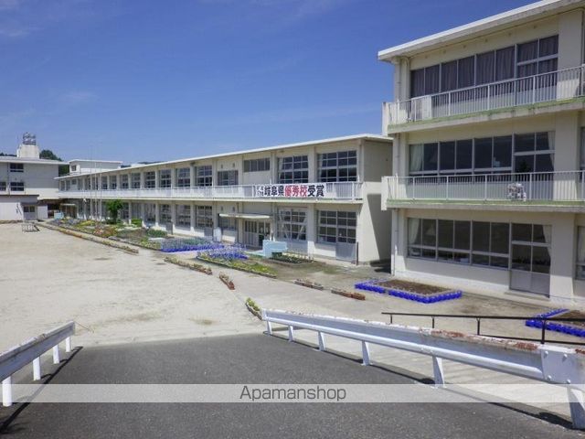 小学校　春里小学校（小学校）まで812m