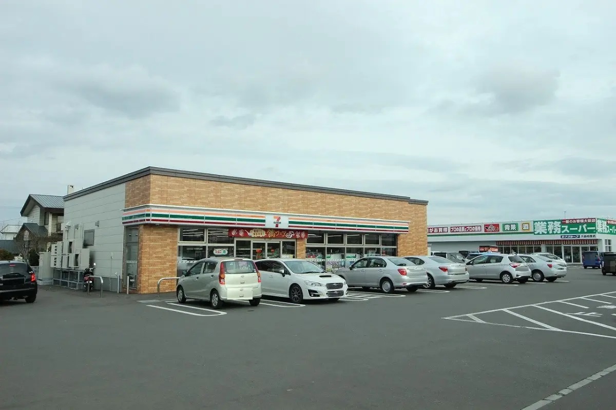 コンビニ　セブンイレブン北広島大曲柏葉店（コンビニ）まで415m