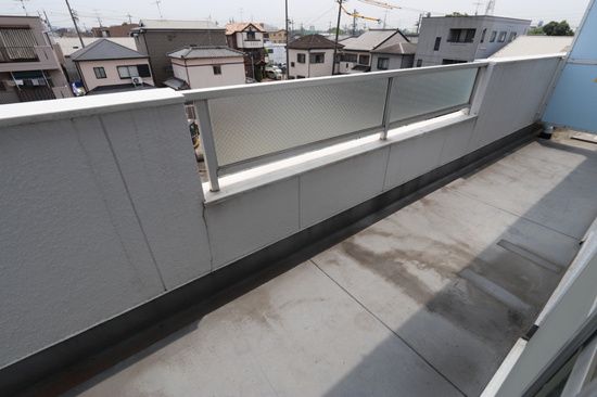 バルコニー　外からの目が気にならないバルコニーで洗濯物が干せます