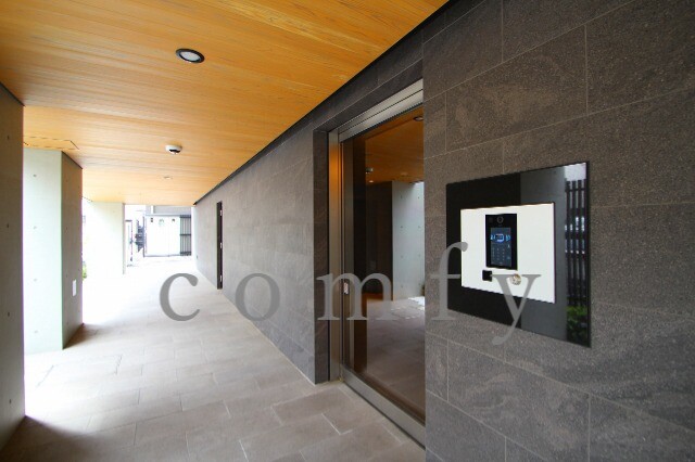 エントランス　オートロック付きエントランス