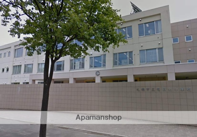 小学校　屯田北小学校（小学校）まで619m