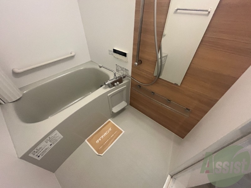 バス・シャワールーム　浴室は広めなのでゆったり落ち着けそうですね。