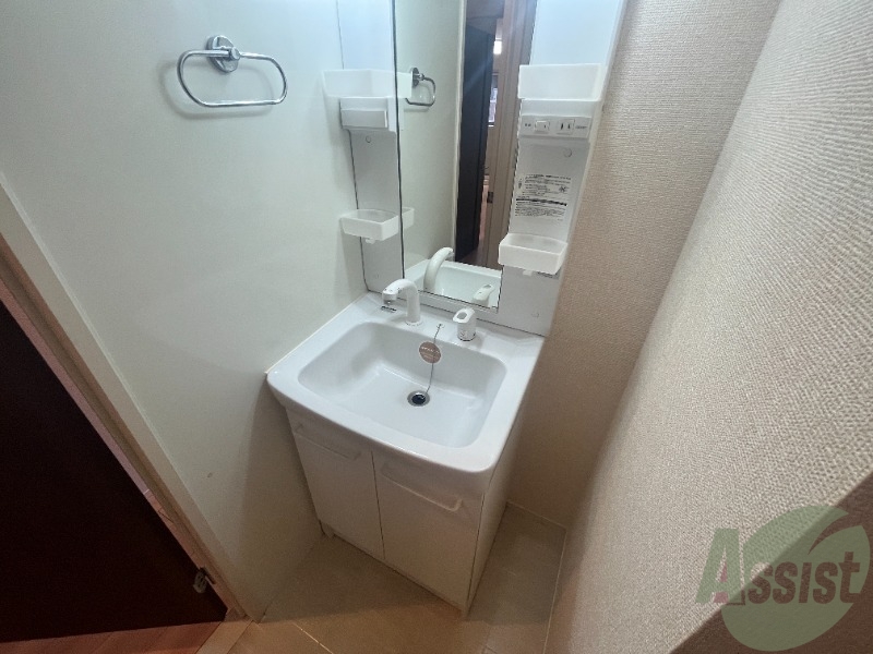 洗面設備　広々した洗面台はお手入れもしやすそうですね。