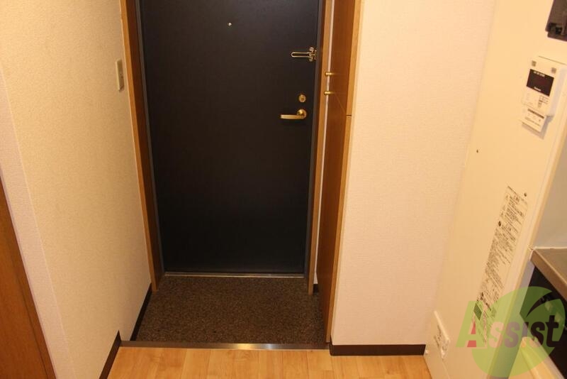 玄関　玄関を開けたらすぐにお部屋ではないので急な来客でも安心です