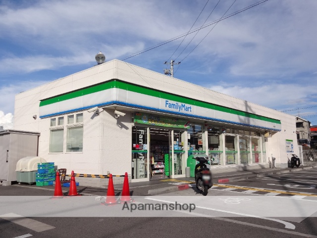 コンビニ　ファミリーマート（コンビニ）まで2018m