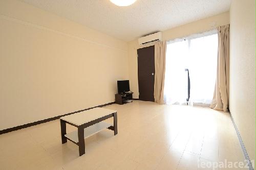 居室・リビング　備品や設備仕様は号室等により異なります現地をご確認下さい。