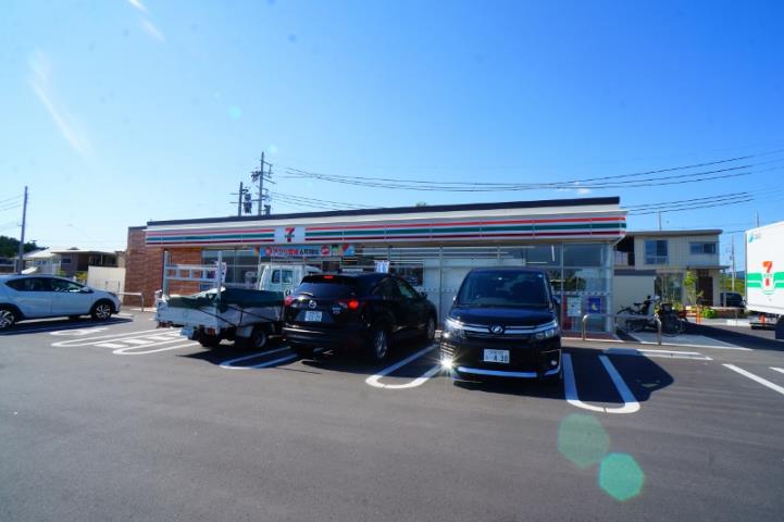 コンビニ　ファミリーマート　木津梅美台店（コンビニ）まで689m