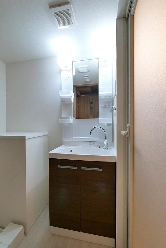 洗面設備　使いやすい独立洗面台です