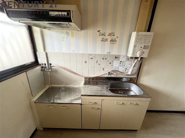 キッチン　窓付きキッチンで換気も楽々♪