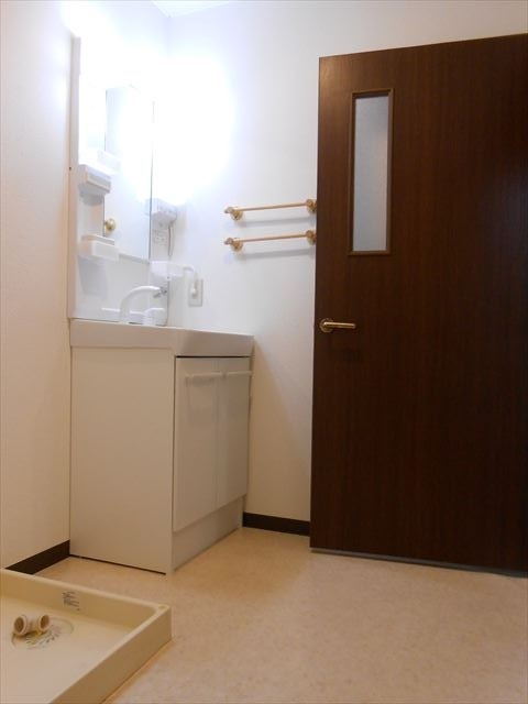 洗面設備　※リフォーム前の為同一部屋