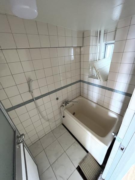 バス・シャワールーム　窓のある浴室