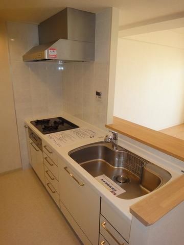 キッチン　カウンターキッチン　3口ガスシステムキッチングリル付き