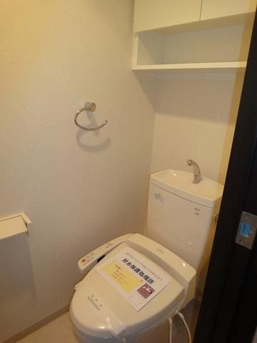 トイレ　収納付き　ウォシュレット付きトイレ