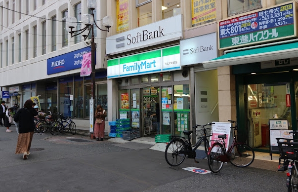 コンビニ　ファミリーマート下北沢駅前店（コンビニ）まで137m