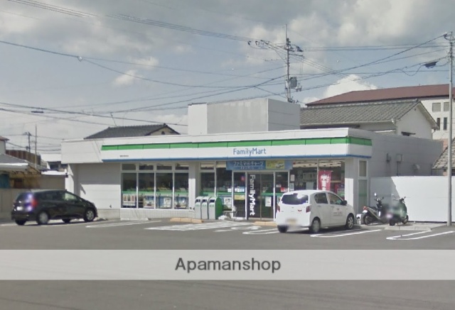 コンビニ　ファミリーマート（コンビニ）まで111m