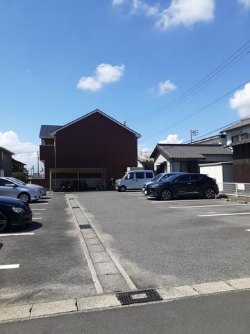 駐車場　車をお持ちの方に嬉しい駐車場付きの物件です