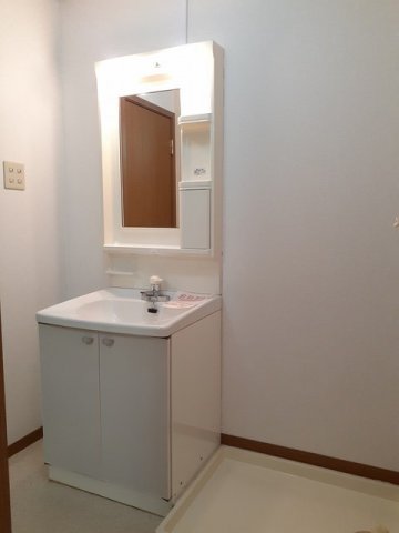 洗面設備　明るい洗面所です