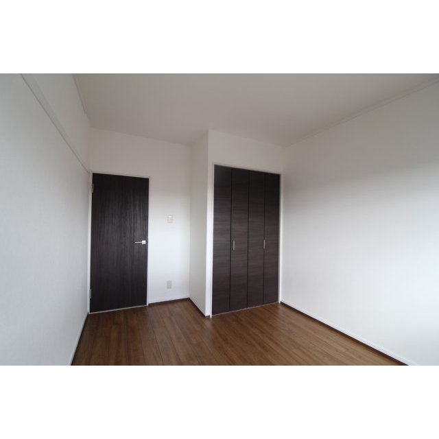 収納　バルコニー側洋室収納