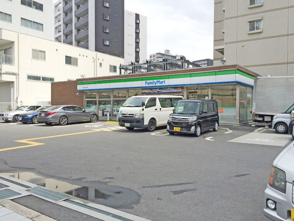 コンビニ　ファミリーマート桜川二丁目店（コンビニ）まで398m