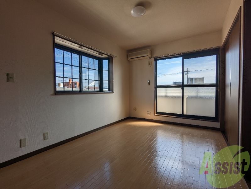 居室・リビング　お部屋は角部屋で二面に窓があって明るくていいですね。