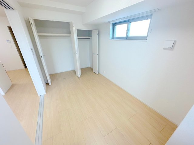 その他部屋・スペース　ゆとりのあるベッドルームで快適な睡眠をとってくださいね。