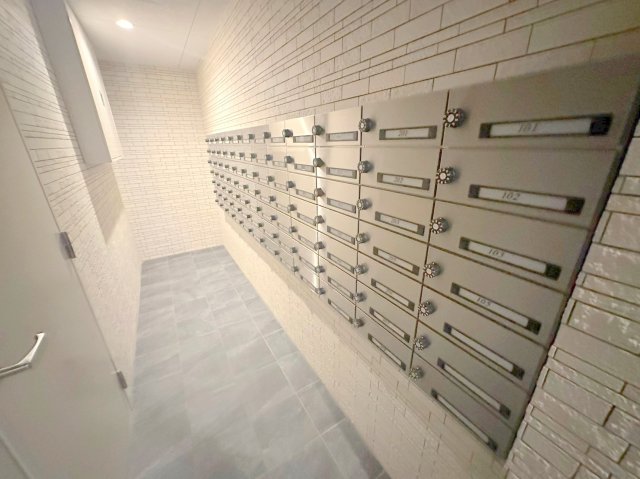 ロビー　ロビーにある各部屋毎のメールボックス。