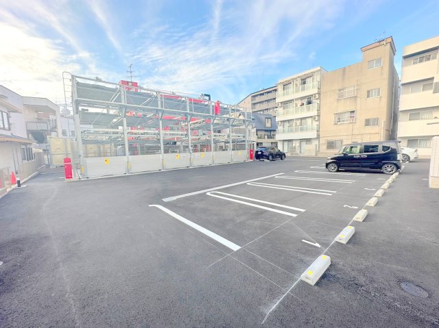 駐車場　敷地内にある駐車場。愛車がすぐ近くに置けると安心ですよね。
