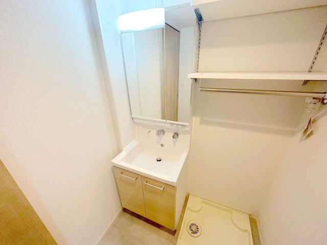 洗面設備　身支度が出来る独立洗面台です。