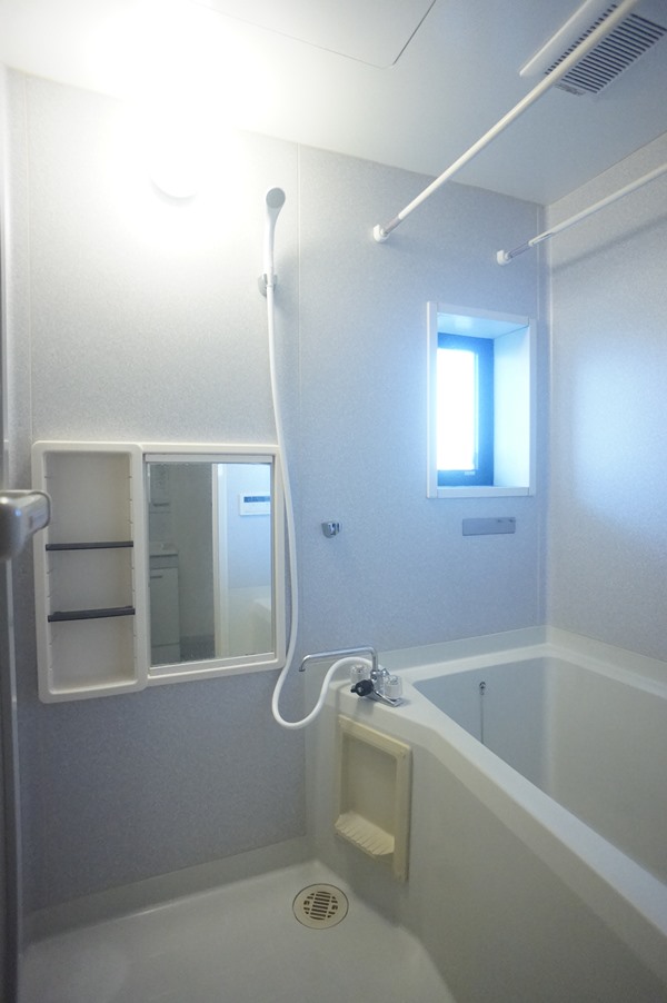 バス・シャワールーム　窓あります！追焚き機能無し！プロパンガス仕様！