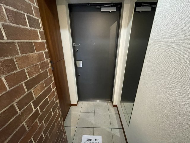 玄関　イメージとして同建物他部屋を表示しています