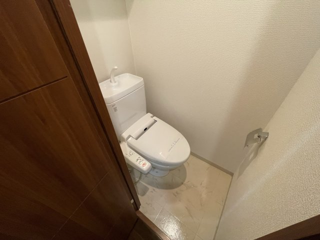 トイレ　イメージとして同建物他部屋を表示しています